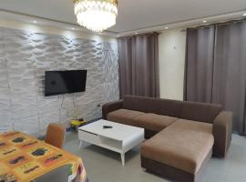 Elira 2 chambres rez-de-chaussée، فندق في كنشاسا