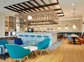 Courtyard by Marriott Luton Airport، فندق في لوتون