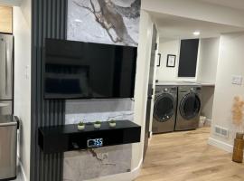 Luxurious modern basement apartment, hotel in Pickering
