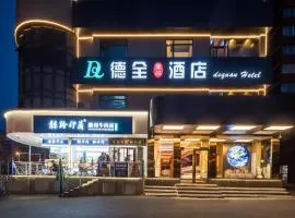 Dequan Luxury HotelGuomao BranchThe subway is right outside the door Coffee, fruits, snacks, a gym and a laundry room are provided for free in the lobby