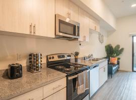 Sunshine & Serenity! Large Pool and Fitness Center, hotel in Phoenix