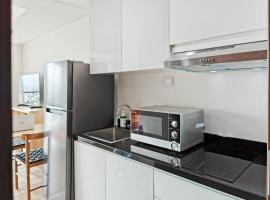 Newly South Gate Studio Apt with Pool, Gym Netflix by 2ndHome, hotel v destinaci Jakarta