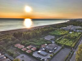 Happy Camp Mobile Homes in Il Pioppeto Camping&Residence, hotel v destinaci Marina di Montenero