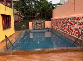 Gurukrupa 3 bhk Bunglow WITH PVT POOL Lonavala , Tungarli , Best location , Hill top, hotel v destinaci Lonavala