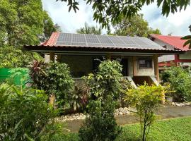 Haus am Strand auf Sibuyan Island nahe Cresta de Gallo - Marevic's Guesthouse 1 ohne Klimaanlage, hotel in Azagra