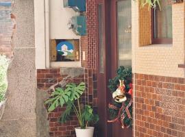 Old wooden window bungalow B&B, hotel v destinaci Tchaj-nan