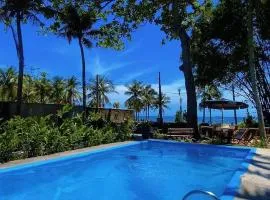 Frente ao Mar - Suites com Piscina Aquecida, SPA Privativo, Vista ao Mar ou Montanha, com Estacionamento- Raizes do Mar ECO Hotel