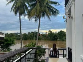 Maophasok river side hotel