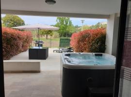 T2 55 m2 4 pers jacuzzi terrasse 55m2, hotell sihtkohas Ficaja