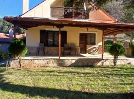 Μονοκατοικία μέσα στα έλατα – hotel w mieście Lávka