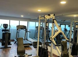 Luxury condo with rooftop pool!, hotel v destinácii Islamabad