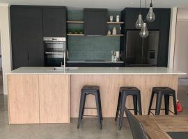 Modern and Spacious 4 bedroom Home only 2yo, hotell sihtkohas New Plymouth