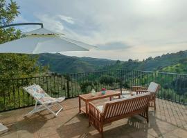 Charming Casa with Large Terrace and Sea View, 30 minutes from Malaga, hotel en Moclinejo