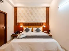 The Lodgers Hotel Near Medanta Hospital Sector 38