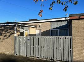 One Bedroom Bungalow Loanhead, Midlothian, Nr Edinburgh, hotel v destinaci Loanhead