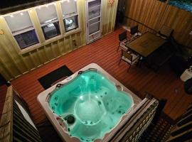 Hot Tub Relax Haven with Firepit and Gameroom, hôtel à Kingston