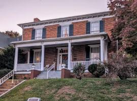 Historic Home with Southern Charm, hotel v destinaci Bristol