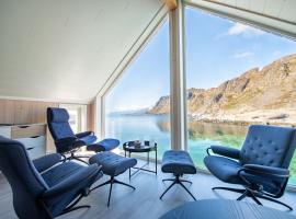 Lofoten Waterfront luxury lodge, hotel v destinaci Ballstad