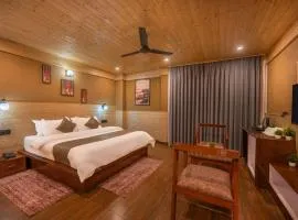 The Kufri Retreat I Family Events I Open Air Terrace I Sky Bonfire I Wooden Rooms With Pvt Balconies I by Exotic Stays