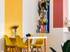 Ultracentral cozy art apartment, hotel in Bacău