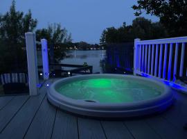 Lakeside Bliss with Fishing Peg and Hot Tub, отель в городе Таттершолл