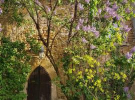 Gite dans maison médiévale Calme Fibre 2 ch, hotel in Jarnioux