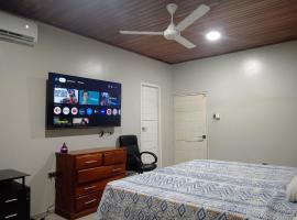 Alojamiento CASA LUNA, khách sạn ở Iquitos