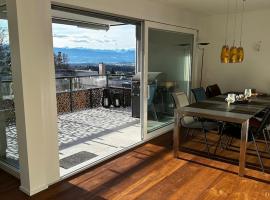 Swiss Horizon - Modernes Apartment 100m2 mit Alpenblick und 2 Terrassen, ξενοδοχείο σε Hinwil