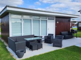 Charming 2-Bed Chalet, Hotel in Selsey