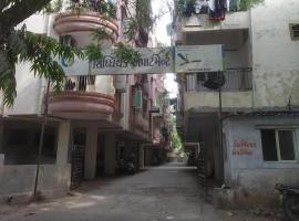 Chintamani Siddhi Chakra Apartment - Only Family Rooms on Monthly Basis, hotel v destinaci Ahmadábád