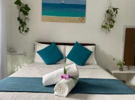 Suites Casa Azul-Vila do Abraão- conforto, limpeza, ótima localização、イーリャ・グランデのホテル