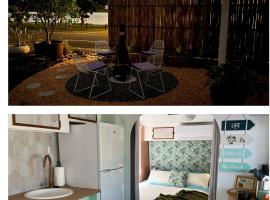 Unique lakefront glamping, hotel in Toukley