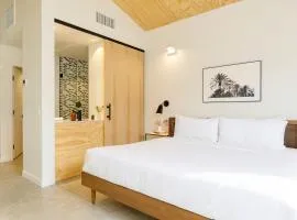 Blackhaus B10 by AvantStay Modern Room Pool