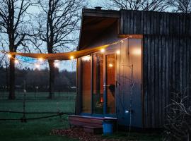 Tiny house met privé hottub, hotel in Vledder