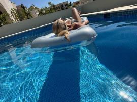 Luxury Villa with Private Pool and Lagoon view, hotel v destinaci Salalah