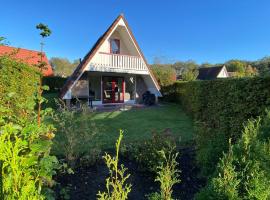 Grutto I Bungalow met Gezellige Tuin、Zwiggelteのホテル