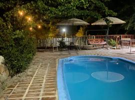 Cabañas Between Hills, hotel in San Alfonso