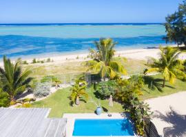 Chalet Kestrel with pool on the beach、Riambelのホテル