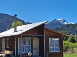 Cabañas y tinaja El bus de chaqueihua, Hotel in Hornopiren