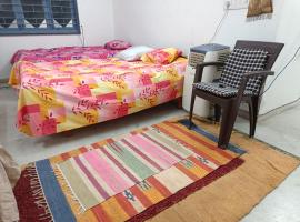 Chintamani Siddhi Chakra - Only Family Rooms on Monthly Basis, hotel en Ahmedabad