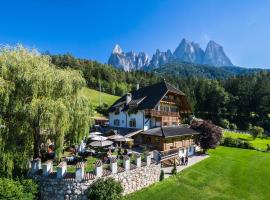 Golfhotel Sonne, hotel v destinaci Siusi