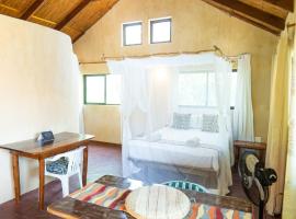 Tree House Cottage, Garden Views, Hot Water, hotel en Praia do Tofo