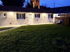 La Maison Adonis - Aux portes de la Sologne - La Ferté-Saint-Aubin, hotel v destinaci La Ferté-Saint-Aubin