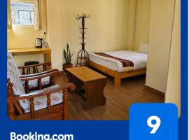 Santoshi Guest House and Yoga Center, hotell sihtkohas Pokhara