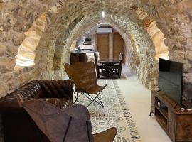 Bella Guesthouse with Garden, Pool & Jacuzzi, Hotel in Kafr ‘Ubaydā
