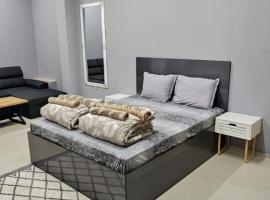 Ново! New Studio PANDORA, hotel in Sliven