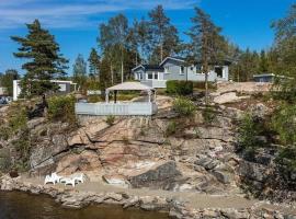 Beachfront cottage with sea view, hotel in Dillingøy