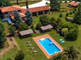 HolaCamp Camino, hotel in O Pino 