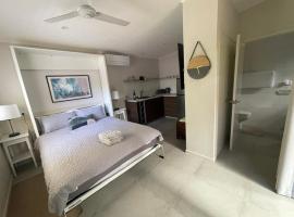 Lotus Shack - charming and private, ξενοδοχείο σε Russell Island