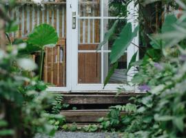 House with flowers, beautiful sunshine, geese and birds、Ấp Bình Thươngのホテル